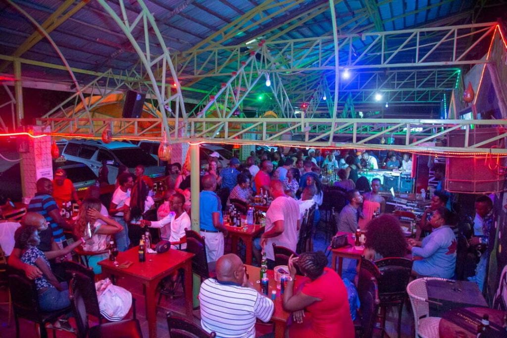 Salir de fiesta en Diani Beach - Aventura en Kenia - Manyatta Diani Club